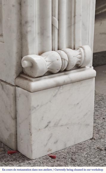 Cheminée de style Louis XVI à feuille d'acanthe, en marbre de Carrare Cheminée de style Louis XVI à feuille d'acanthe, en marbre de Carrare-8