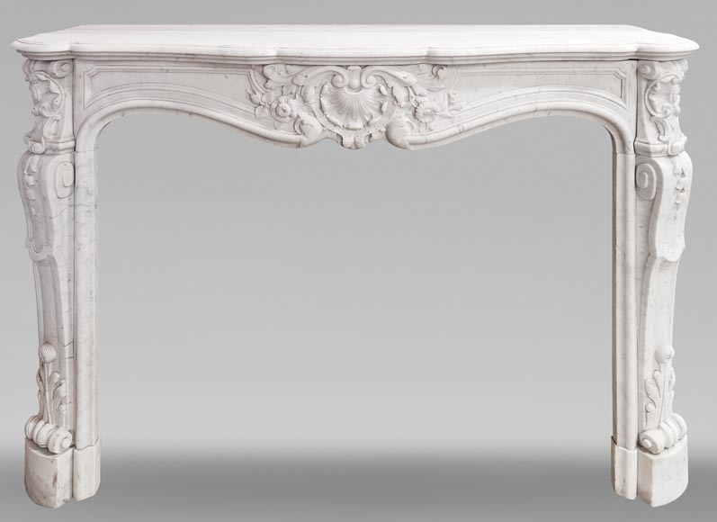 Cheminée de style Louis XV en marbre de Carrare, à décor de coquille et de fleur Cheminée de style Louis XV en marbre de Carrare, à décor de coquille et de fleur-0