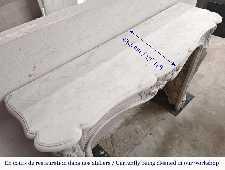 Cheminée de style Louis XV en marbre de Carrare, à décor de coquille et de fleur Cheminée de style Louis XV en marbre de Carrare, à décor de coquille et de fleur-11