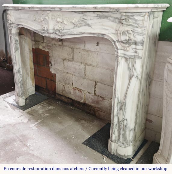 Cheminée style Louis XV à la palmette fleurie, en marbre Arabescato Cheminée style Louis XV à la palmette fleurie, en marbre Arabescato-9