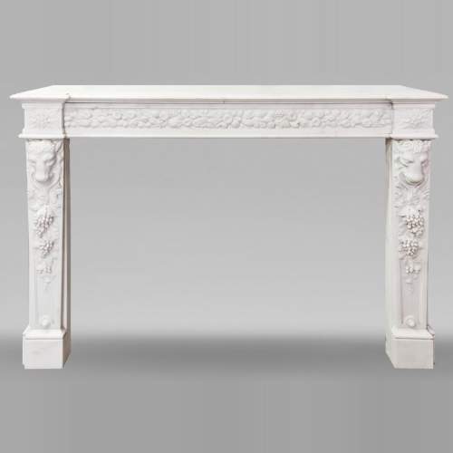 Cheminée de style Napoléon III en marbre statuaire, à décor de fruits et tête de bouc