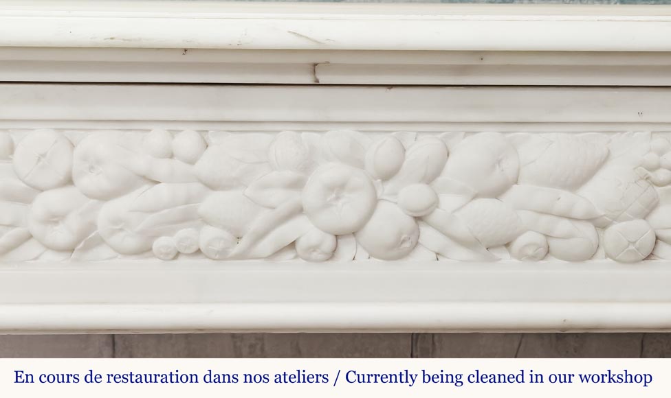 Cheminée de style Napoléon III en marbre statuaire, à décor de fruits et tête de bouc Cheminée de style Napoléon III en marbre statuaire, à décor de fruits et tête de bouc-1