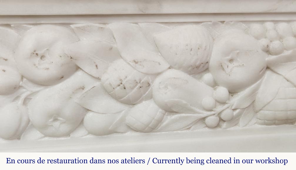 Cheminée de style Napoléon III en marbre statuaire, à décor de fruits et tête de bouc Cheminée de style Napoléon III en marbre statuaire, à décor de fruits et tête de bouc-2