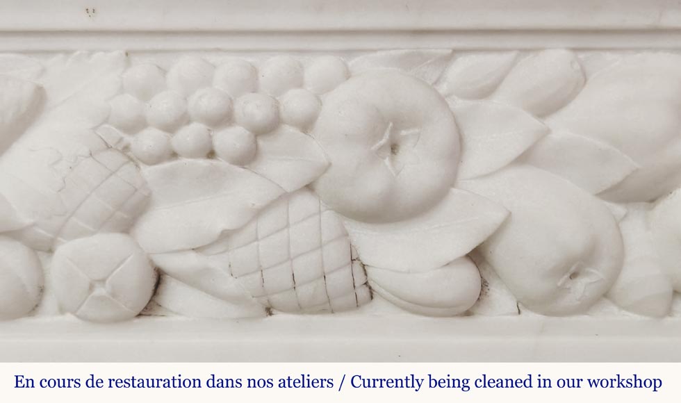 Cheminée de style Napoléon III en marbre statuaire, à décor de fruits et tête de bouc Cheminée de style Napoléon III en marbre statuaire, à décor de fruits et tête de bouc-3