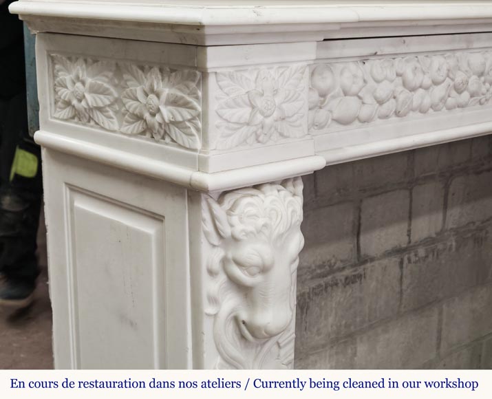 Cheminée de style Napoléon III en marbre statuaire, à décor de fruits et tête de bouc Cheminée de style Napoléon III en marbre statuaire, à décor de fruits et tête de bouc-6