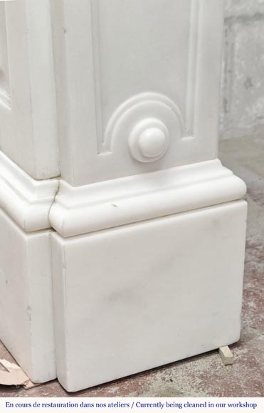 Cheminée de style Napoléon III en marbre statuaire, à décor de fruits et tête de bouc Cheminée de style Napoléon III en marbre statuaire, à décor de fruits et tête de bouc-9