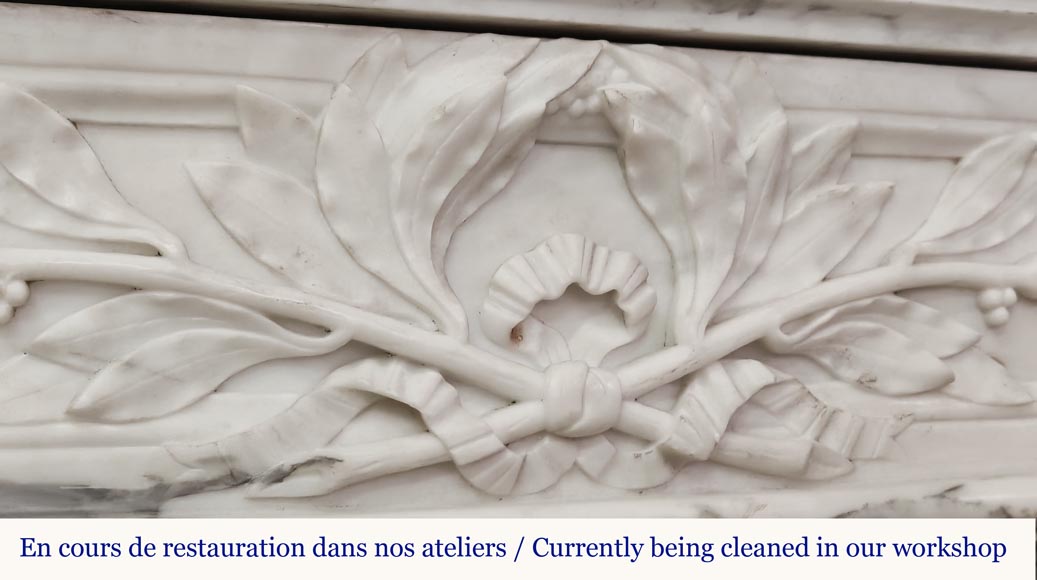 Cheminée galbée de style Louis XVI en marbre Arabescato, ornée d'une couronne de laurier Cheminée galbée de style Louis XVI en marbre Arabescato, ornée d'une couronne de laurier-2