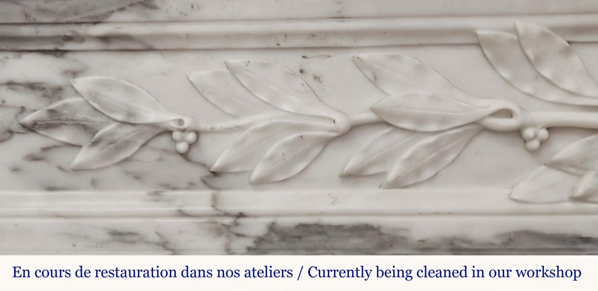Cheminée galbée de style Louis XVI en marbre Arabescato, ornée d'une couronne de laurier Cheminée galbée de style Louis XVI en marbre Arabescato, ornée d'une couronne de laurier-3
