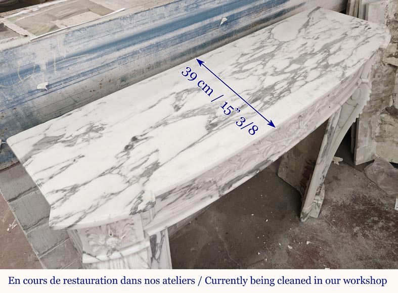 Cheminée galbée de style Louis XVI en marbre Arabescato, ornée d'une couronne de laurier Cheminée galbée de style Louis XVI en marbre Arabescato, ornée d'une couronne de laurier-12