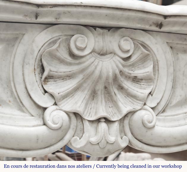 Cheminée style Louis XV en marbre de Carrare décorée d'une coquille Cheminée style Louis XV en marbre de Carrare décorée d'une coquille-2