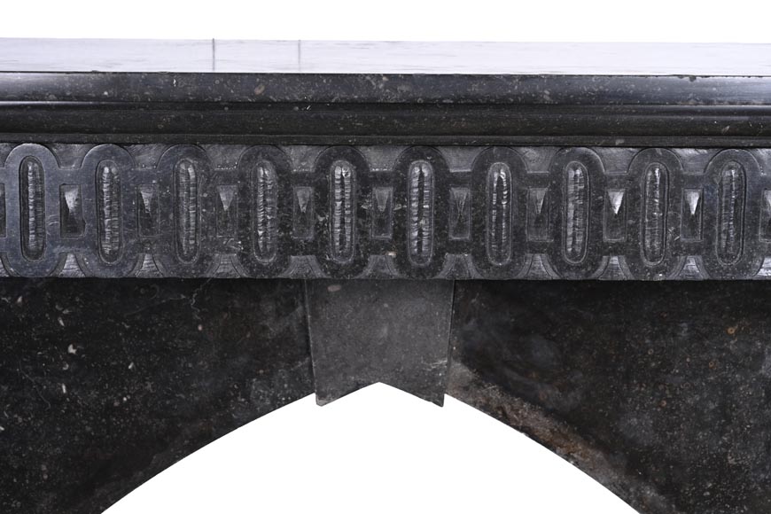 Cheminée en granite noir sculpté – XVIIIe siècle Cheminée en granite noir sculpté – XVIIIe siècle-1