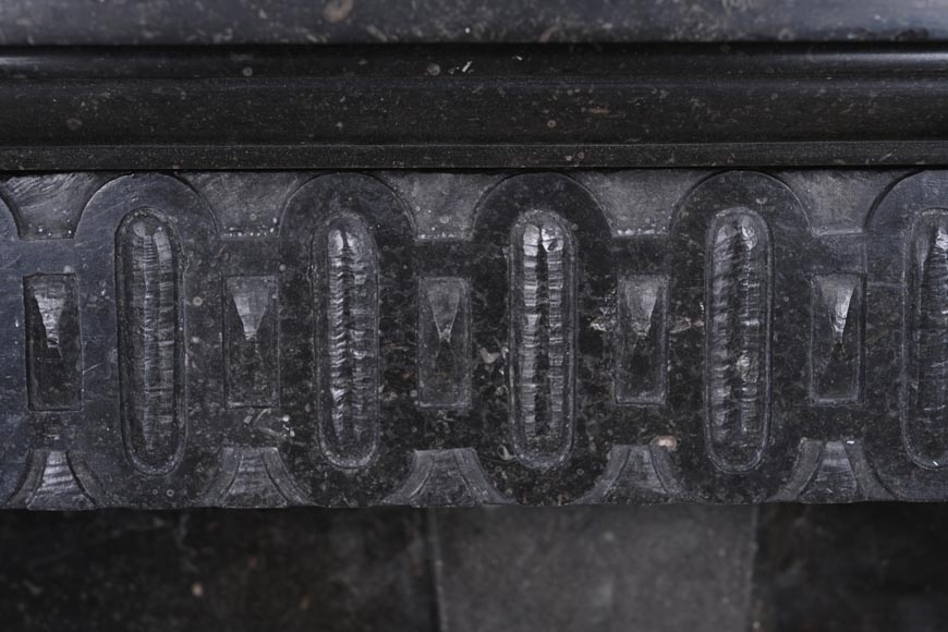 Cheminée en granite noir sculpté – XVIIIe siècle Cheminée en granite noir sculpté – XVIIIe siècle-2