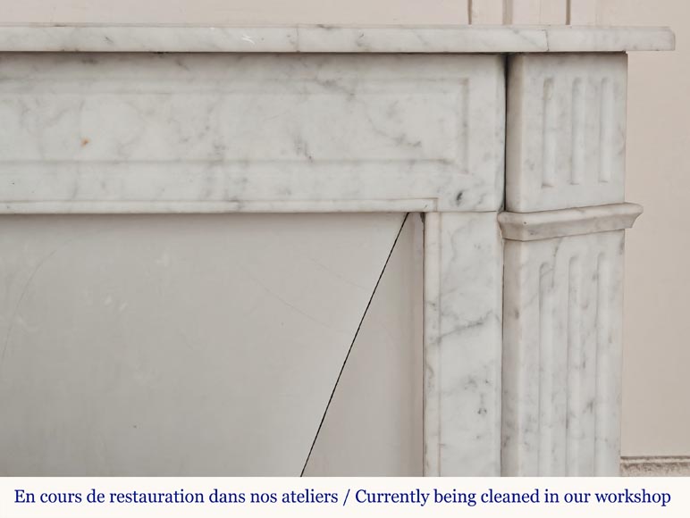 Cheminée style Louis XVI en marbre de Carrare, aux pieds cannelés Cheminée style Louis XVI en marbre de Carrare, aux pieds cannelés-6