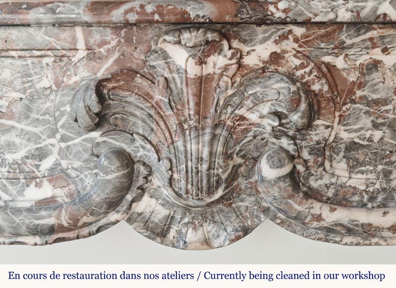 Cheminée d'époque Louis XV en Rouge Royal, décorée d'une palmette Cheminée d'époque Louis XV en Rouge Royal, décorée d'une palmette-1