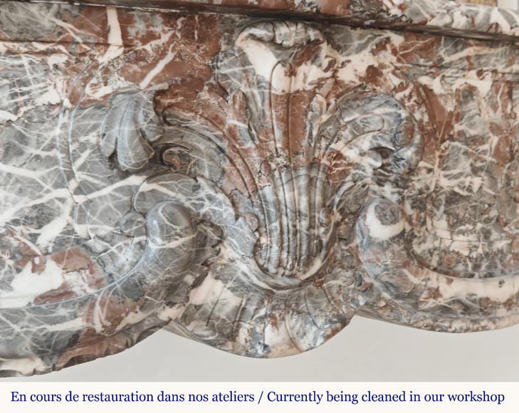 Cheminée d'époque Louis XV en Rouge Royal, décorée d'une palmette Cheminée d'époque Louis XV en Rouge Royal, décorée d'une palmette-2