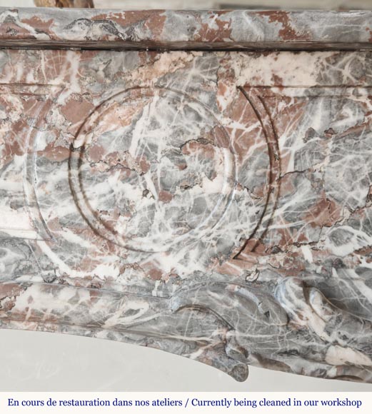 Cheminée d'époque Louis XV en Rouge Royal, décorée d'une palmette Cheminée d'époque Louis XV en Rouge Royal, décorée d'une palmette-3