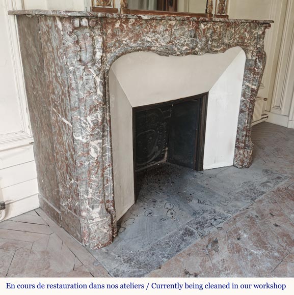 Cheminée d'époque Louis XV en Rouge Royal, décorée d'une palmette Cheminée d'époque Louis XV en Rouge Royal, décorée d'une palmette-4