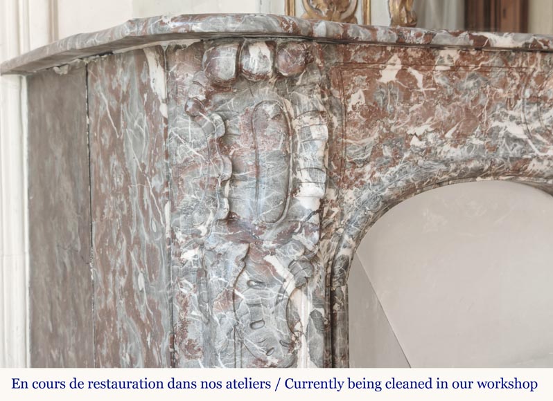 Cheminée d'époque Louis XV en Rouge Royal, décorée d'une palmette Cheminée d'époque Louis XV en Rouge Royal, décorée d'une palmette-5