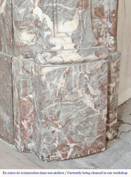 Cheminée d'époque Louis XV en Rouge Royal, décorée d'une palmette Cheminée d'époque Louis XV en Rouge Royal, décorée d'une palmette-6