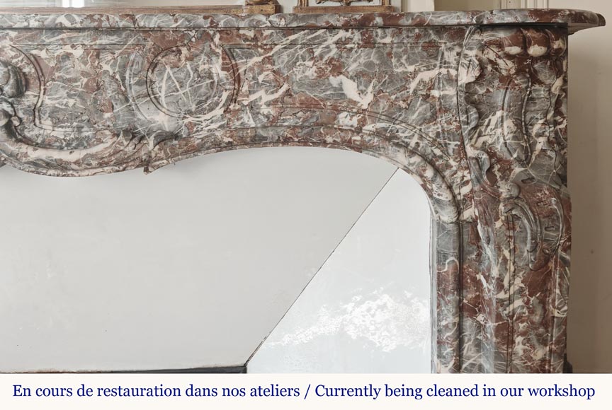 Cheminée d'époque Louis XV en Rouge Royal, décorée d'une palmette Cheminée d'époque Louis XV en Rouge Royal, décorée d'une palmette-8