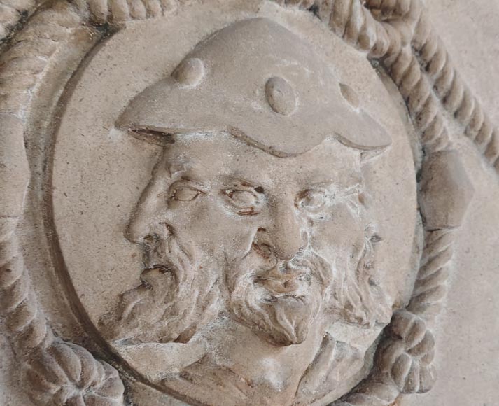 Cheminée en pierre sculptée à décor de masque à trois visages Cheminée en pierre sculptée à décor de masque à trois visages-1