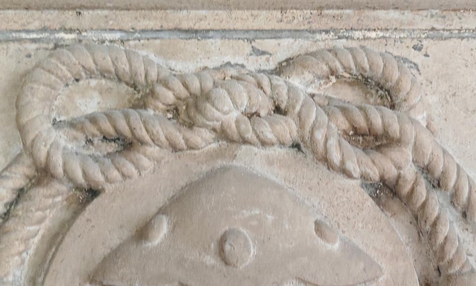 Cheminée en pierre sculptée à décor de masque à trois visages Cheminée en pierre sculptée à décor de masque à trois visages-3