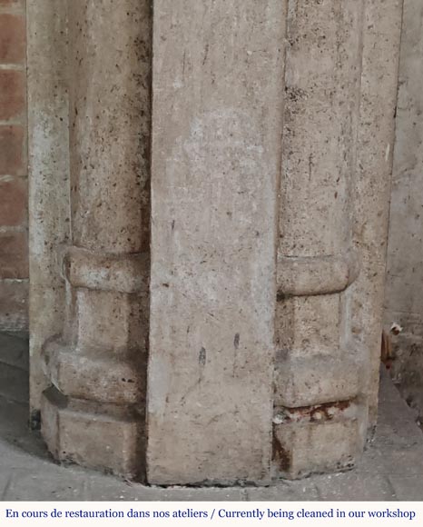 Cheminée en pierre sculptée à décor de masque à trois visages Cheminée en pierre sculptée à décor de masque à trois visages-7