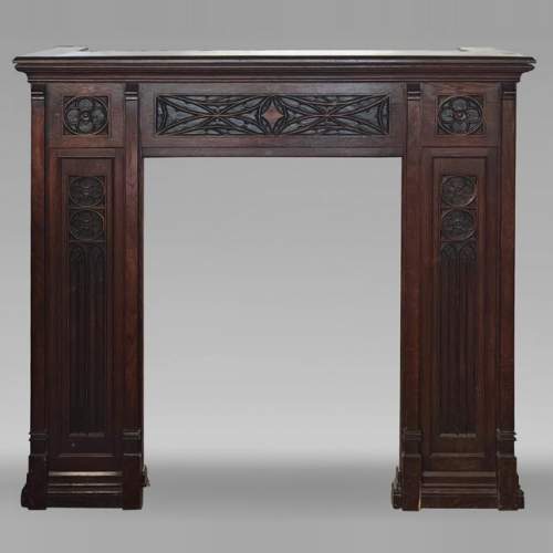 Cheminée de style Néogothique à décor de plis de serviette, en bois de chêne