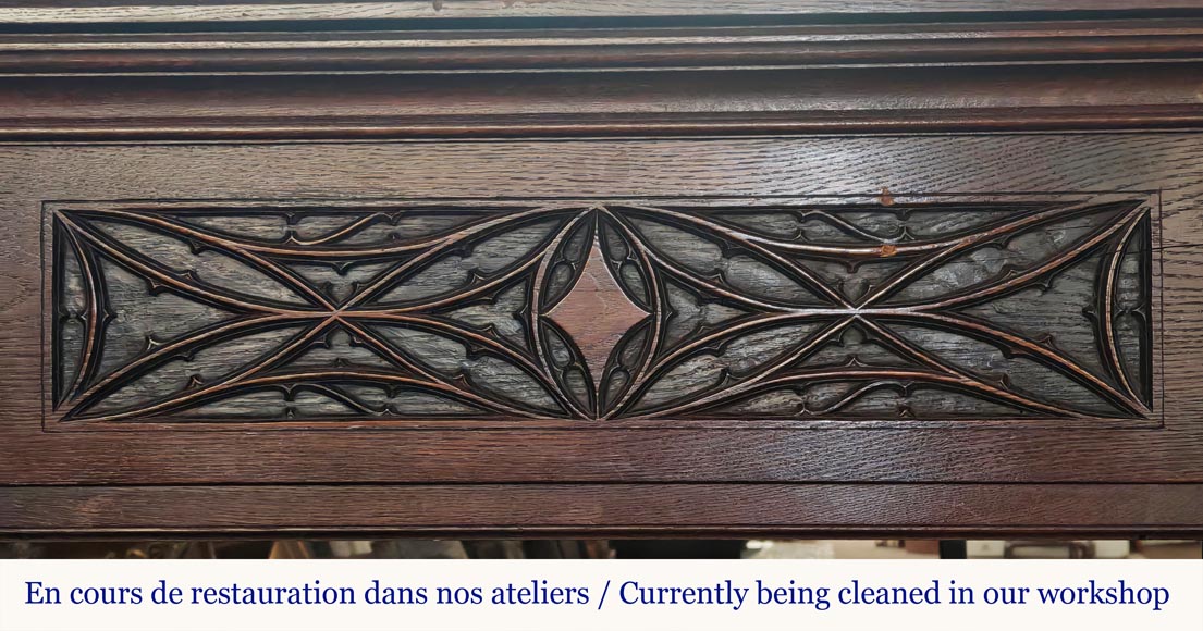 Cheminée de style Néogothique à décor de plis de serviette, en bois de chêne Cheminée de style Néogothique à décor de plis de serviette, en bois de chêne-1