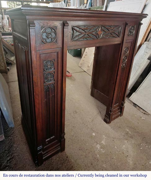 Cheminée de style Néogothique à décor de plis de serviette, en bois de chêne Cheminée de style Néogothique à décor de plis de serviette, en bois de chêne-2