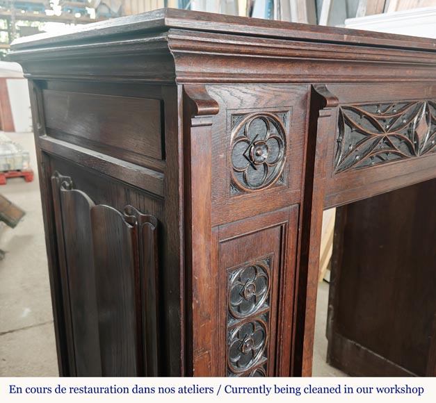 Cheminée de style Néogothique à décor de plis de serviette, en bois de chêne Cheminée de style Néogothique à décor de plis de serviette, en bois de chêne-3