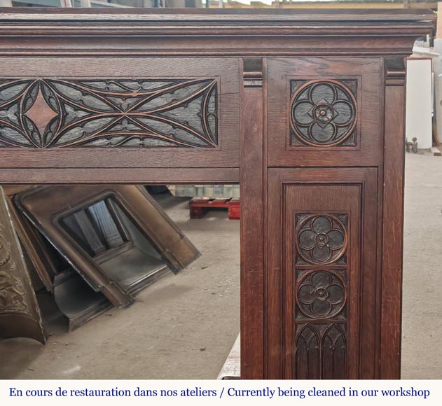 Cheminée de style Néogothique à décor de plis de serviette, en bois de chêne Cheminée de style Néogothique à décor de plis de serviette, en bois de chêne-6