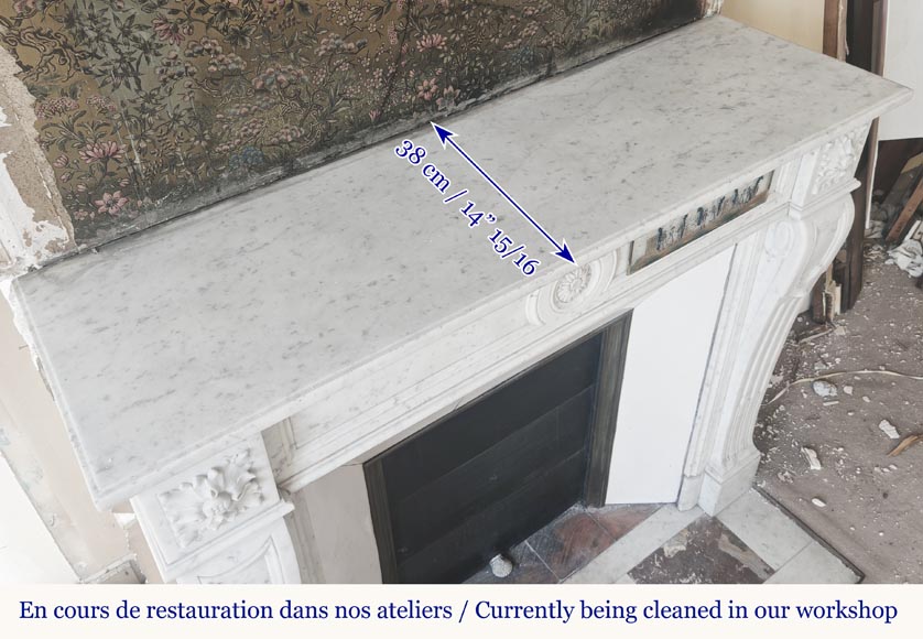 Cheminée de style Louis XVI en marbre de Carrare, décorée d'une fleur Cheminée de style Louis XVI en marbre de Carrare, décorée d'une fleur-8