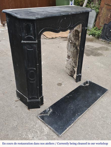 Petite cheminée de style Louis XV modèle Pompadour en marbre noir moucheté Petite cheminée de style Louis XV modèle Pompadour en marbre noir moucheté-2