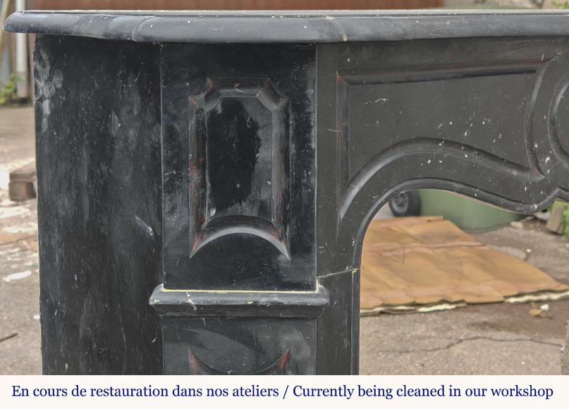 Petite cheminée de style Louis XV modèle Pompadour en marbre noir moucheté Petite cheminée de style Louis XV modèle Pompadour en marbre noir moucheté-3