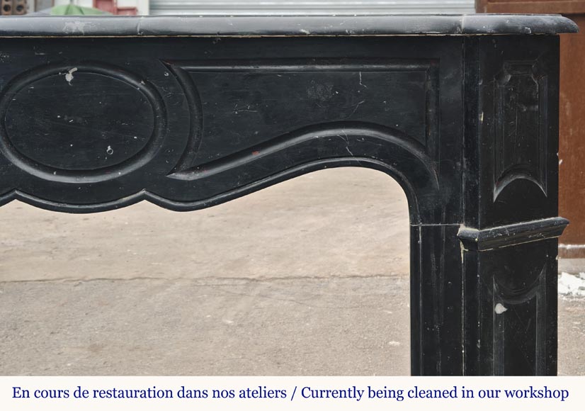 Petite cheminée de style Louis XV modèle Pompadour en marbre noir moucheté Petite cheminée de style Louis XV modèle Pompadour en marbre noir moucheté-6