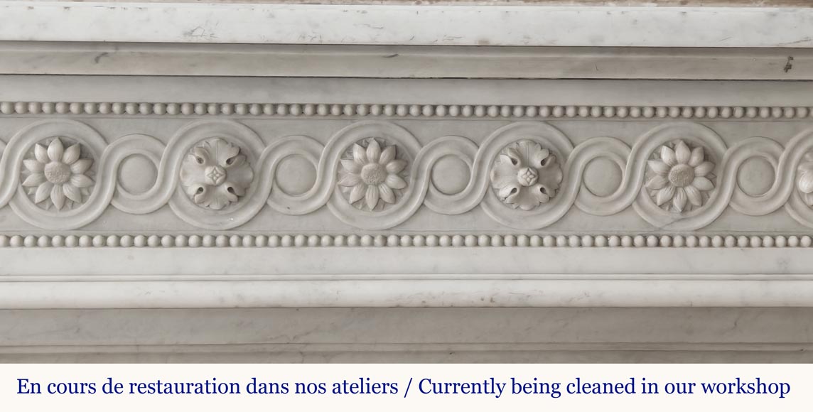 Cheminée de style Louis XVI en marbre de Carrare, à décor de perles et de macarons Cheminée de style Louis XVI en marbre de Carrare, à décor de perles et de macarons-1
