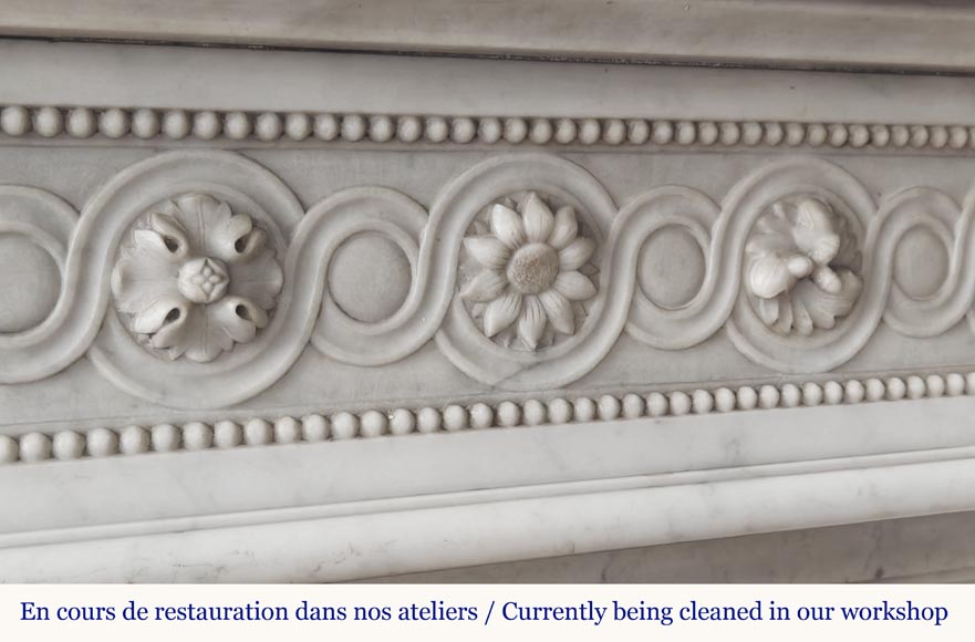 Cheminée de style Louis XVI en marbre de Carrare, à décor de perles et de macarons Cheminée de style Louis XVI en marbre de Carrare, à décor de perles et de macarons-2