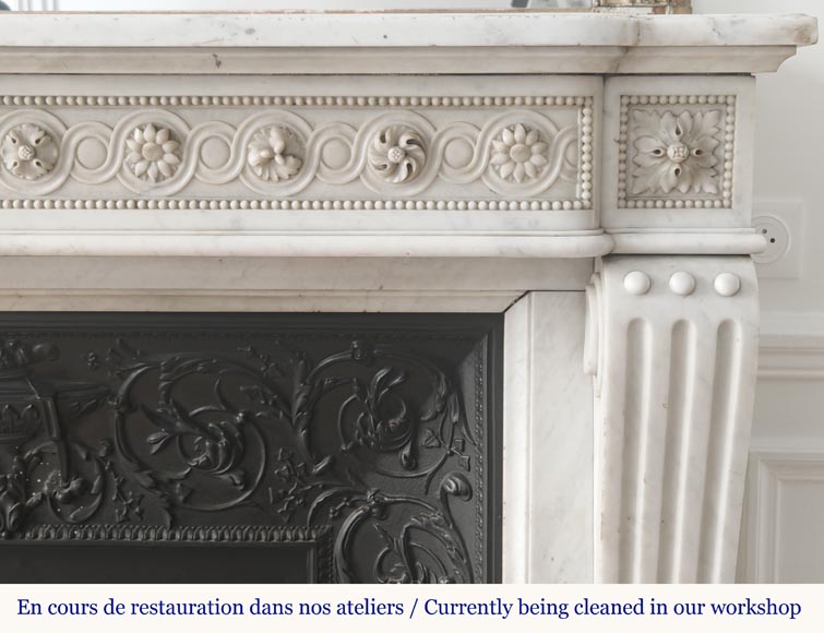 Cheminée de style Louis XVI en marbre de Carrare, à décor de perles et de macarons Cheminée de style Louis XVI en marbre de Carrare, à décor de perles et de macarons-8