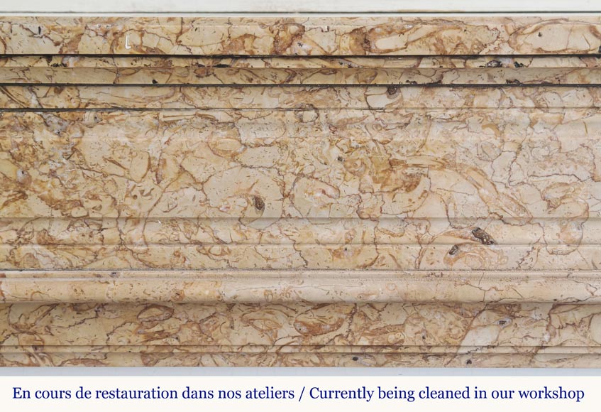 Cheminée style Louis XVI au décor mouluré, en marbre jaune Cheminée style Louis XVI au décor mouluré, en marbre jaune-1