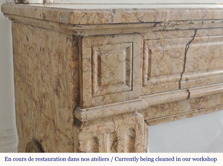 Cheminée style Louis XVI au décor mouluré, en marbre jaune Cheminée style Louis XVI au décor mouluré, en marbre jaune-3