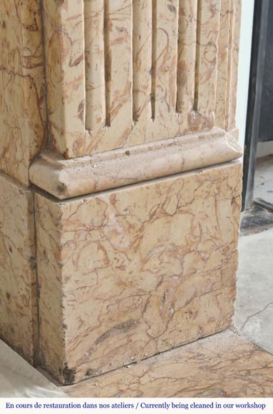 Cheminée style Louis XVI au décor mouluré, en marbre jaune Cheminée style Louis XVI au décor mouluré, en marbre jaune-4