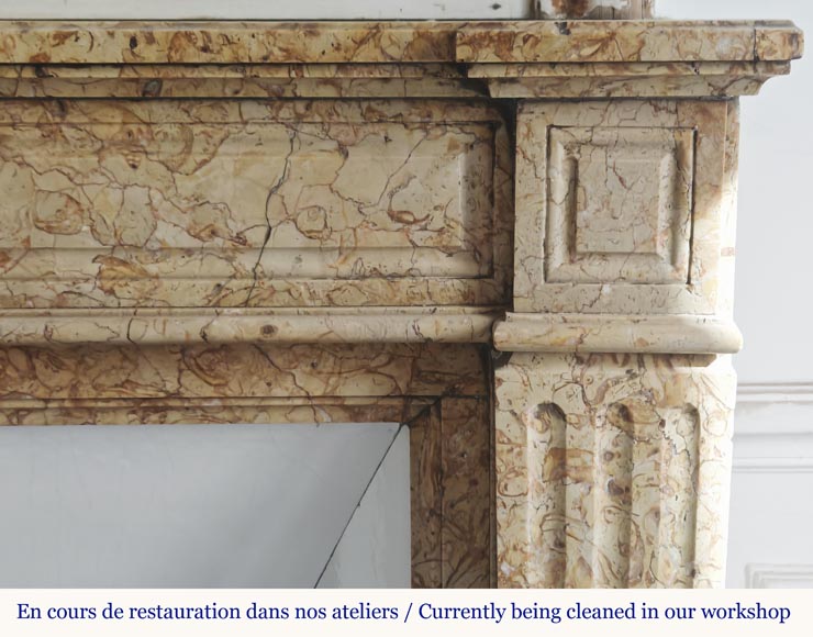 Cheminée style Louis XVI au décor mouluré, en marbre jaune Cheminée style Louis XVI au décor mouluré, en marbre jaune-6