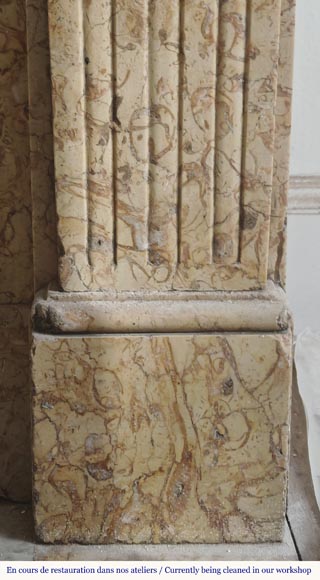 Cheminée style Louis XVI au décor mouluré, en marbre jaune Cheminée style Louis XVI au décor mouluré, en marbre jaune-7