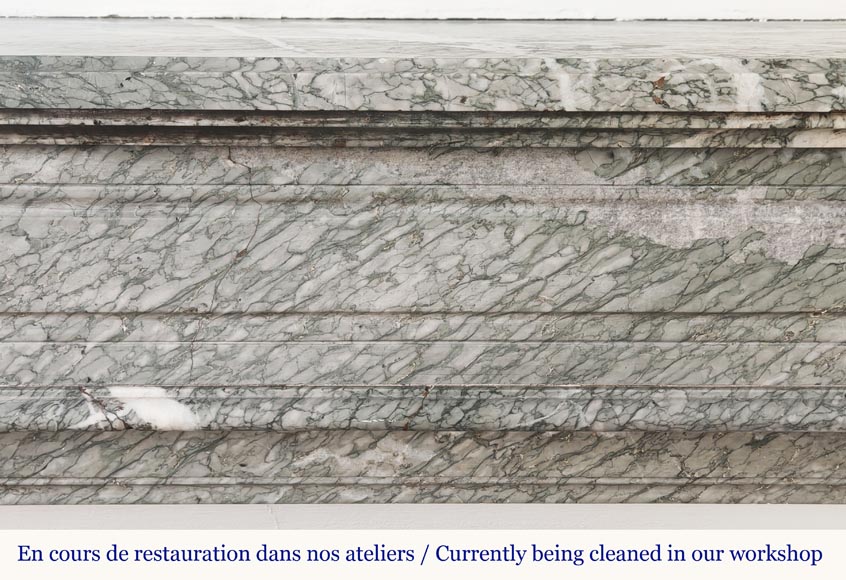 Cheminée de style Louis XVI au décor mouluré, en marbre Campan vert Cheminée de style Louis XVI au décor mouluré, en marbre Campan vert-1