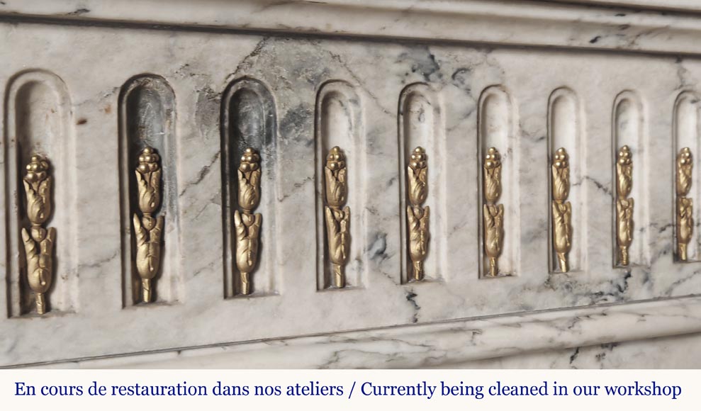 Cheminée galbée de style Louis XVI en marbre veiné, à décor d'asperge en bronze Cheminée galbée de style Louis XVI en marbre veiné, à décor d'asperge en bronze-3