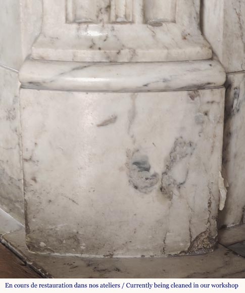 Cheminée galbée de style Louis XVI en marbre veiné, à décor d'asperge en bronze Cheminée galbée de style Louis XVI en marbre veiné, à décor d'asperge en bronze-5