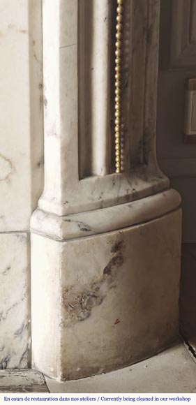 Cheminée galbée de style Louis XVI en marbre veiné, à décor d'asperge en bronze Cheminée galbée de style Louis XVI en marbre veiné, à décor d'asperge en bronze-8