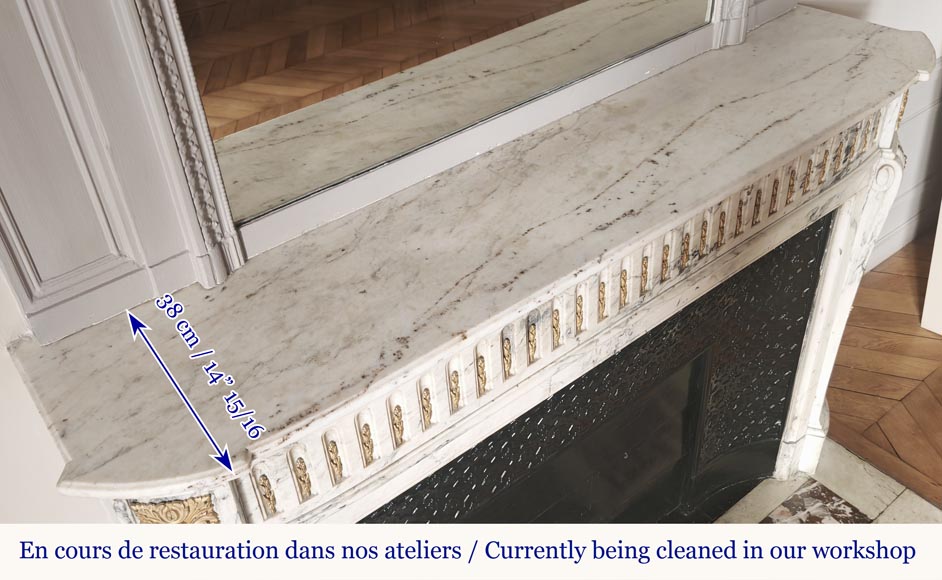 Cheminée galbée de style Louis XVI en marbre veiné, à décor d'asperge en bronze Cheminée galbée de style Louis XVI en marbre veiné, à décor d'asperge en bronze-10