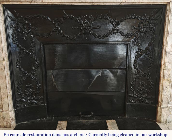 Cheminée de style Louis XVI an angle arrondie, en marbre Sarrancolin Cheminée de style Louis XVI an angle arrondie, en marbre Sarrancolin-9